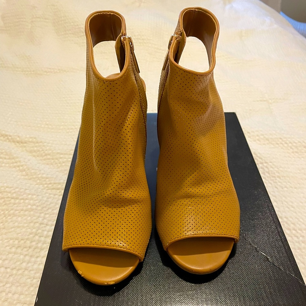 DKNY Hayden Sandal